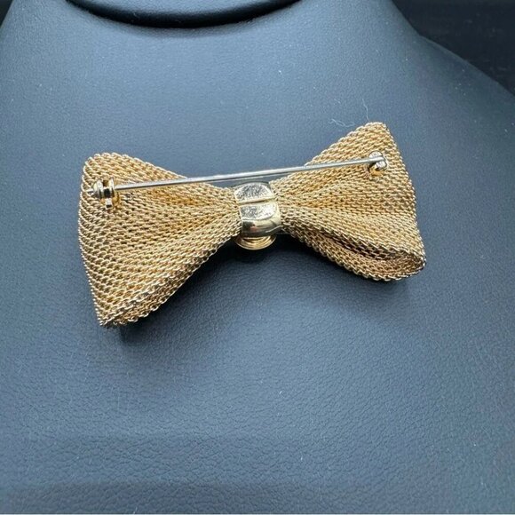 Bow Tie Pin with Purple Lucite Cabochon Jewel in Gold Tone Mesh - Picture 5 of 16